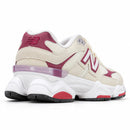 New Balance 9060 Off/Bordo, vista traseira em três quartos, fundo branco