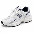 New Balance 530 Branco/Marinho — vista frontal em três quartos, ponta à esquerda