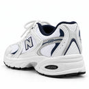 New Balance 530 Branco/Marinho — vista traseira em três quartos