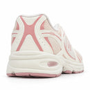 New Balance 530 Off/Rose — vista traseira baixa em três quartos