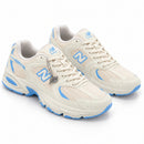 New Balance 530 Off/Azul — par em três quartos