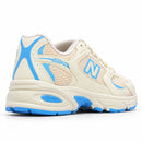 New Balance 530 Off/Azul — vista traseira em três quartos