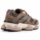 New Balance 9060 Chocolate — vista traseira baixa em três quartos