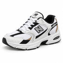 New Balance 530 Branco/Preto — frontal em três quartos, ponta para a esquerda