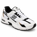 New Balance 530 Branco/Preto — frontal em três quartos, ponta para a direita