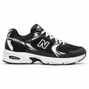 New Balance 530 Preto/Branco — vista lateral, ponta à direita