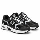 New Balance 530 Preto/Branco — par em três quartos