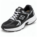 New Balance 530 Preto/Branco — vista frontal medial em três quartos, ponta à esquerda