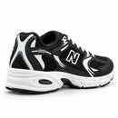 New Balance 530 Preto/Branco — vista traseira baixa em três quartos