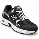 New Balance 530 Preto/Branco — vista frontal em três quartos, ponta à direita