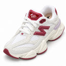 New Balance 9060 Branco/Bordo — frontal em três quartos, ponta para a esquerda