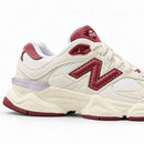 New Balance 9060 Branco/Bordo — detalhe lateral do calcanhar