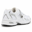 New Balance 530 Branco/Cinza — vista traseira baixa em três quartos