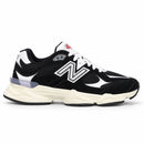 New Balance 9060 Preto/Preto/Off, vista lateral com a ponta para a direita, fundo branco