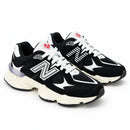 New Balance 9060 Preto/Preto/Off, par em três quartos, fundo branco