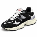 New Balance 9060 Preto/Preto/Off, vista frontal medial em três quartos com a ponta para a esquerda, fundo branco