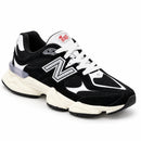 New Balance 9060 Preto/Preto/Off, vista frontal lateral em três quartos com a ponta para a direita, fundo branco