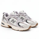 New Balance 530 Off/Lilás — par em três quartos