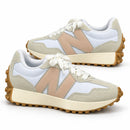 New Balance 327 Off/Rosê — par em três quartos e direções opostas