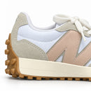 New Balance 327 Off/Rosê — detalhe lateral do calcanhar adaptado