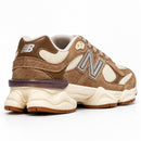 New Balance 9060 Aveia — vista traseira baixa em três quartos