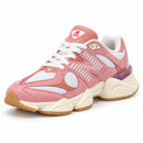 New Balance 9060 Branco/Rosa — frontal em três quartos, ponta para a esquerda