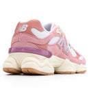 New Balance 9060 Branco/Rosa — traseira em três quartos