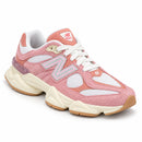 New Balance 9060 Branco/Rosa — frontal em três quartos, ponta para a direita