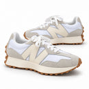 New Balance 327 Branco/Off — par em três quartos e direções opostas