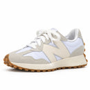 New Balance 327 Branco/Off — vista frontal oblíqua da outra face externa