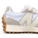New Balance 327 Branco/Off — detalhe lateral do calcanhar adaptado