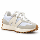 New Balance 327 Branco/Off — vista frontal oblíqua com a ponta à direita