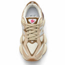 New Balance 9060 Areia — vista superior com pequeno plástico removível original
