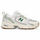 New Balance 530 Branco/Mint, vista lateral com a ponta para a direita, fundo branco
