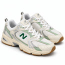 New Balance 530 Branco/Mint, par em três quartos, fundo branco