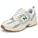 New Balance 530 Branco/Mint, vista frontal em três quartos com a ponta para a esquerda, fundo branco
