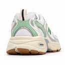New Balance 530 Branco/Mint, vista traseira em três quartos, fundo branco