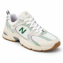 New Balance 530 Branco/Mint, vista frontal em três quartos com a ponta para a direita, fundo branco