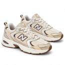 New Balance 530 Off/Dourado/Café, par em três quartos, fundo branco