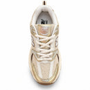 New Balance 530 Off/Dourado/Café, vista superior de um pé, fundo branco