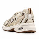 New Balance 530 Off/Dourado/Café, vista traseira em três quartos, fundo branco