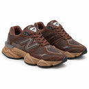 New Balance 9060 Café/Preto — par em três quartos