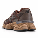 New Balance 9060 Café/Preto — vista traseira em três quartos