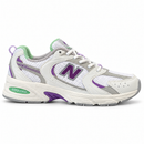New Balance 530 White / Purple / Mint em estúdio, vista lateral.