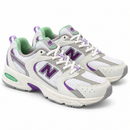 New Balance 530 White / Purple / Mint em estúdio, par em três quartos.