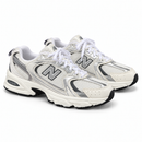 New Balance 530 Branco/Chumbo — foto de estúdio 02