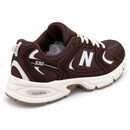 New Balance 530 Premium - Chocolate/Off - traseira em três quartos