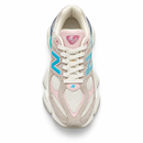 New Balance 9060 – Beige, Blue & Rose — foto 4 em fundo branco
