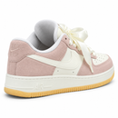 Nike Air Force Flamingo/Off — traseira em três quartos