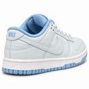 Nike Dunk Azul BB — vista diagonal traseira com bordado centralizado na aba posterior